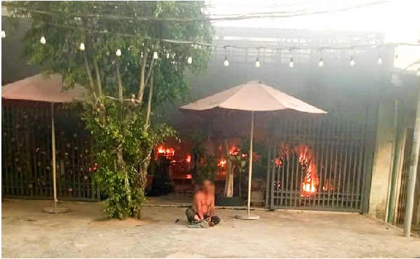 Một người đàn ông đốt nhà, ôm chặt người tình giữa đám lửa